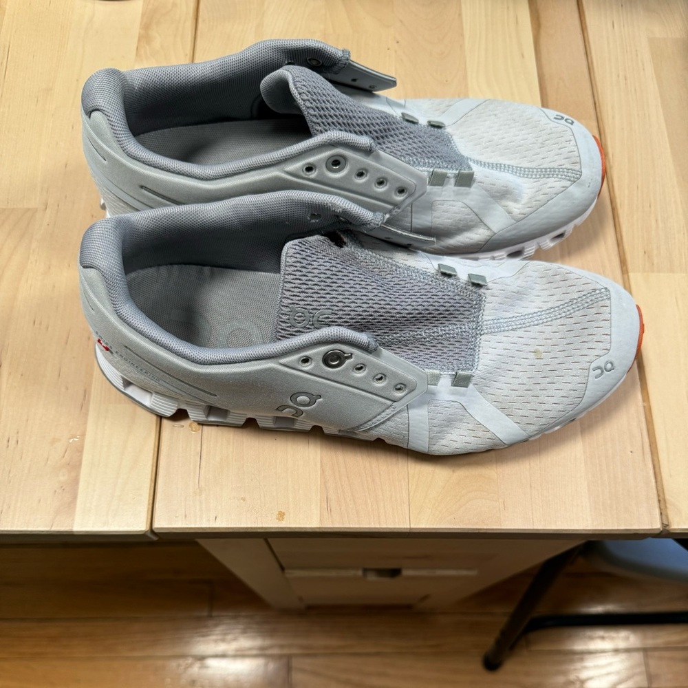 Women’s OnCloud Cloud 5 lifestyle sneakers size 9.5